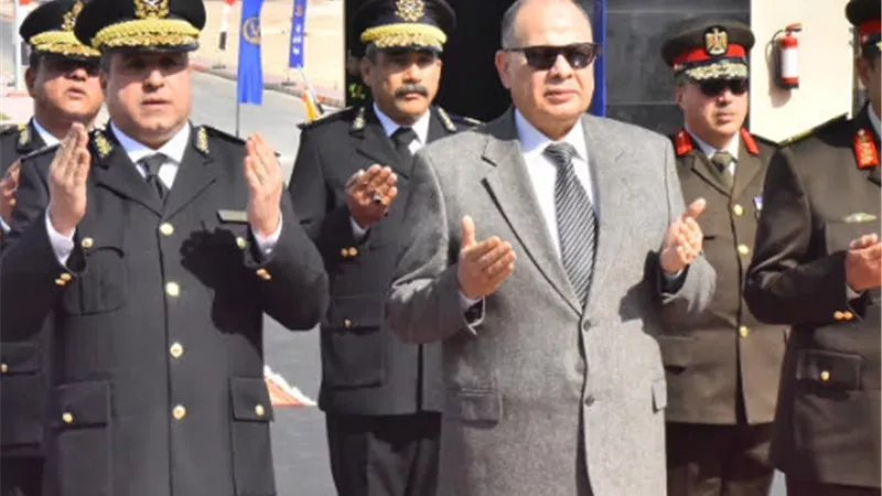 محافظ أسيوط يشارك مدير الامن في وضع إكليل من الزهور