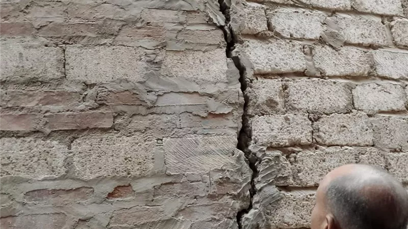 هبوط أرضي وتصدع (٣) منازل بقرية طحا الأعمدة بسمالوط