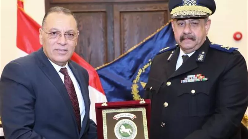 محافظ الشرقية يزور مدير الأمن والقيادات بنادى ضباط الشرطة