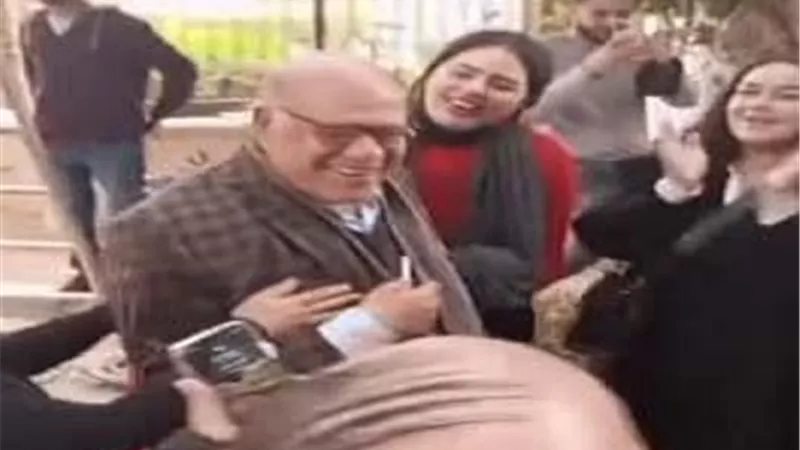 أسرة عتبات البهجة تحتفل بعيد ميلاد صلاح عبد الله فى اللوكيشن