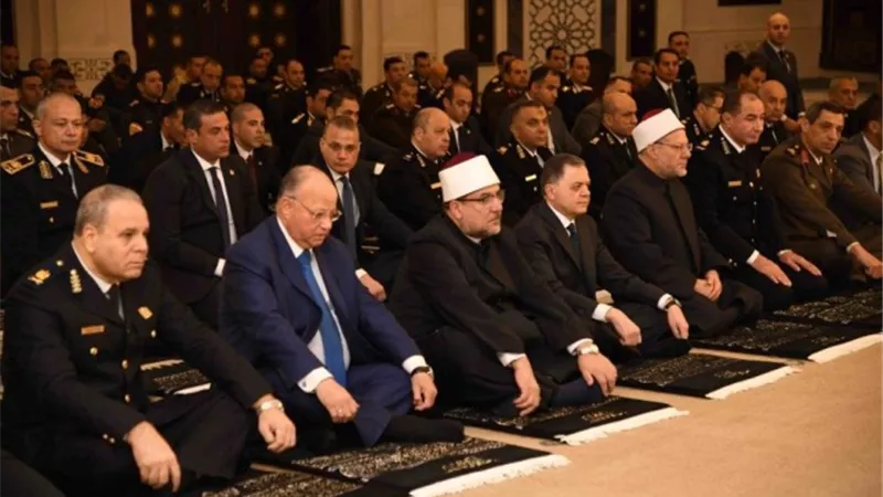وزير الداخلية يؤدى صلاة الجمعة بمسجد الشرطة بالقاهرة الجديدة