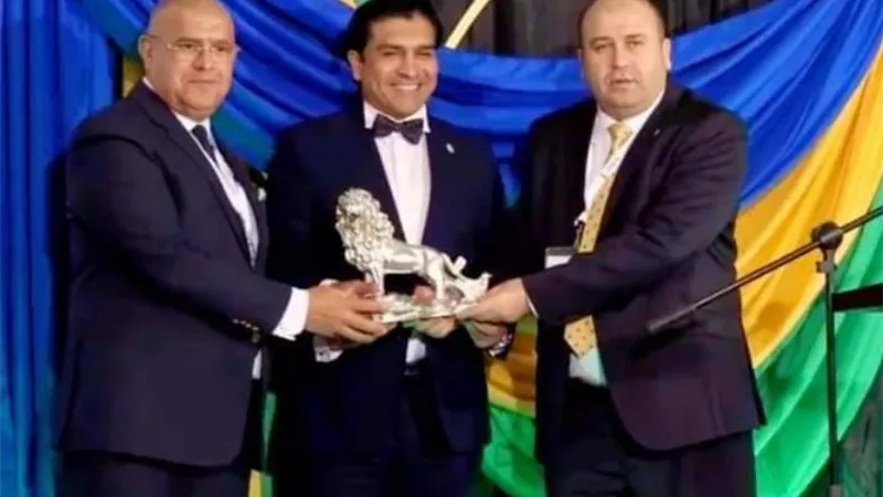 أحمد سمير بفوز بجائزة أفضل رئيس إتحاد في أفريقيا للمينى فوتبول