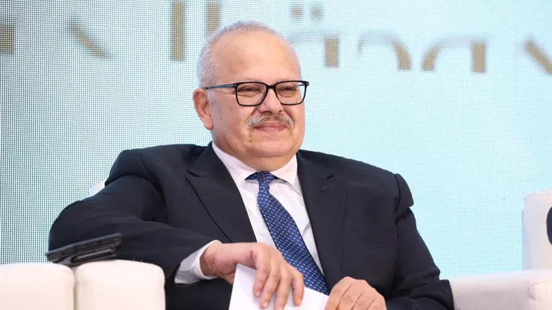 جامعة القاهرة توافق على تقديم 13 منحة للطلاب من ذوي الهمم