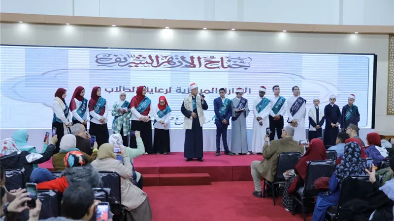 طلاب الأزهر يواصلون إبداعاتهم بجناح الأزهر