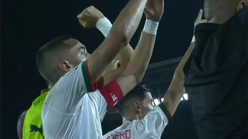 الركراكي يتفاعل في المدرجات مع هدف زياش