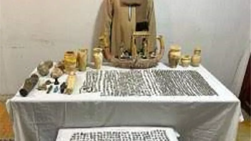 سقوط عاطل بحوزته 16 تمثال فرعونى مقلد للنصب على المواطنين