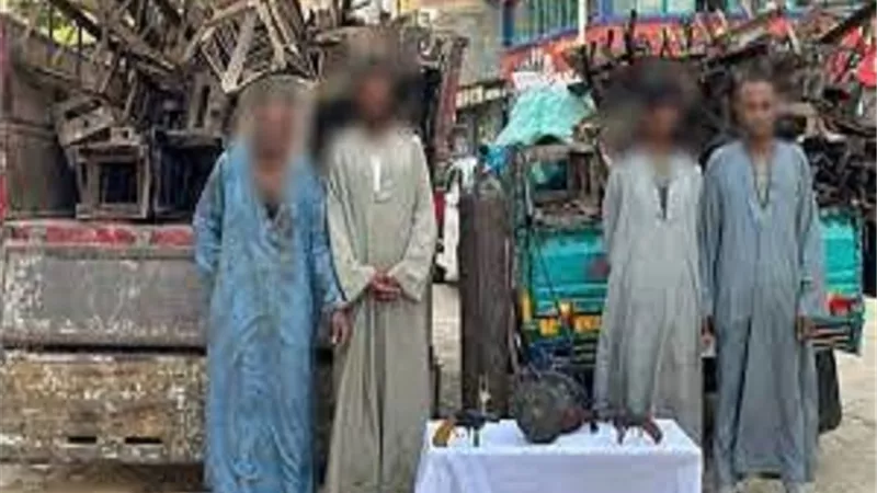 القبض على عصابة سرقة أعمدة الإنارة بأسوان