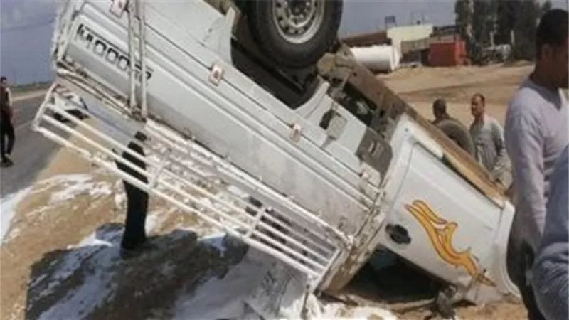 إصابة 5 فى انقلاب سيارة ربع نقل على طريق 