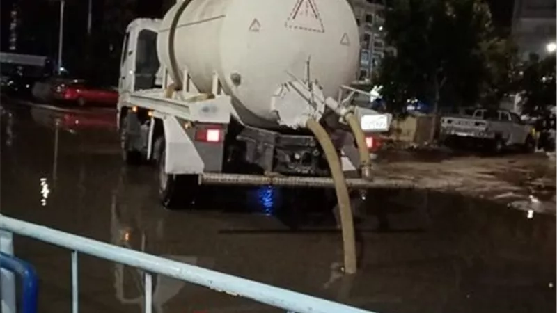 سحب تجمعات مياه لانسداد بخطوط الصرف الصحي في الإسماعيلية