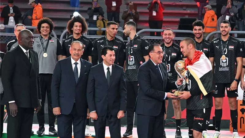 مدبولي يسلم كأس البطولة الأفريقية لكرة اليد للمنتخب المصرى الفائز