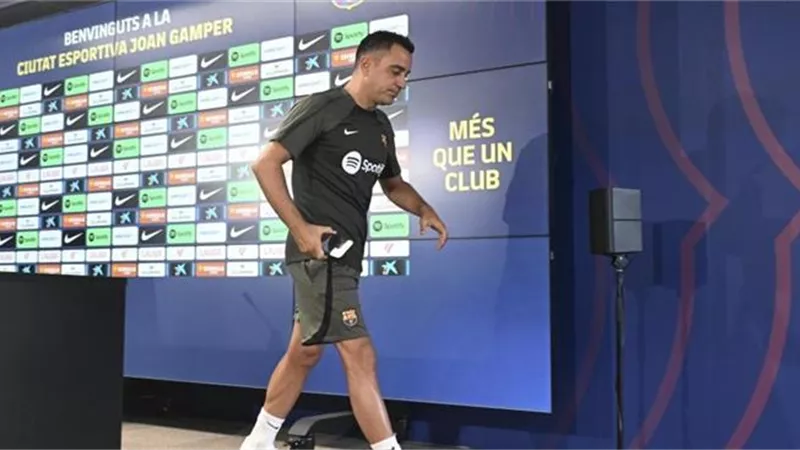 تشافي يعلن أسباب رحيله عن برشلونة نهاية الموسم
