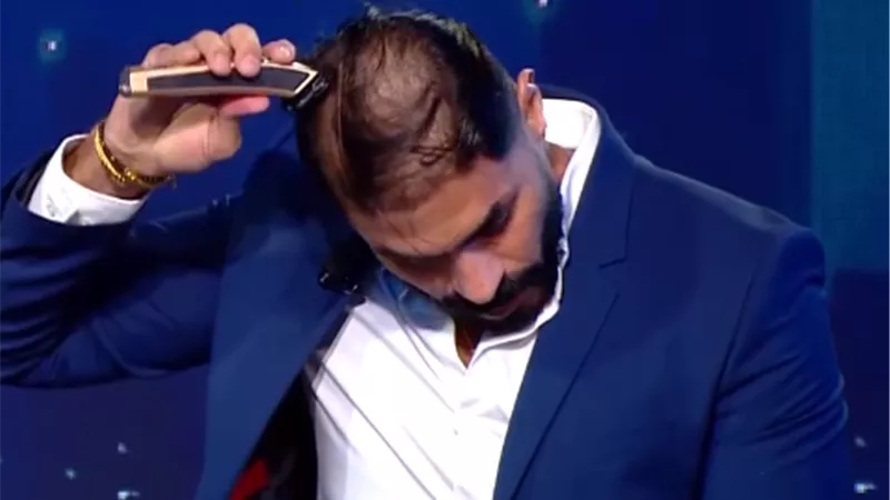 بالفيديو.. خالد سليم يحلق شعره على الهواء ويبكى.. لهذا السبب