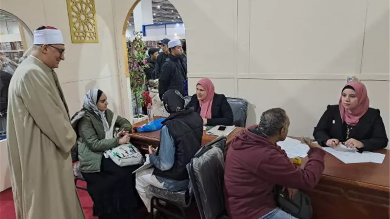 أمين البحوث الإسلامية يتفقد ركن الفتوى بجناح الأزهر بمعرض الكتاب