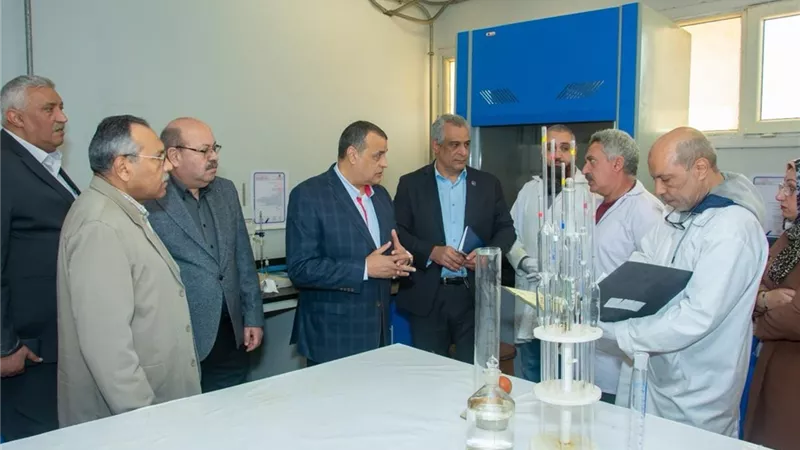 وزير الإنتاج الحربي في زيارة مفاجئة لشركة أبو زعبل للكيماويات