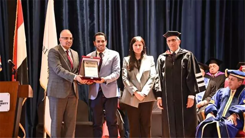 الجامعة البريطانية تمنح أستاذا بكلية العلوم جائزة التميز العلمى