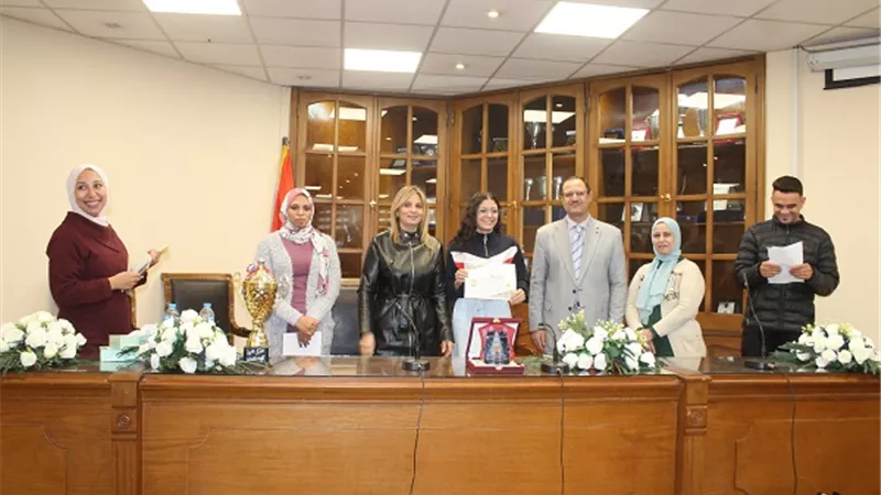 عميدة آداب عين شمس تكرم المتميزين في الأنشطة الطلابية بالترم الأول
