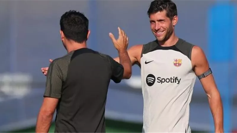 قائد برشلونة يطالب تشافي بالتراجع عن قراره بالرحيل