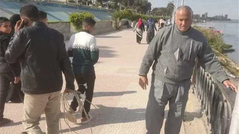 ازالة التوصيلات الكهربائية المخالفة عن المراكب النيلية بالمنيا