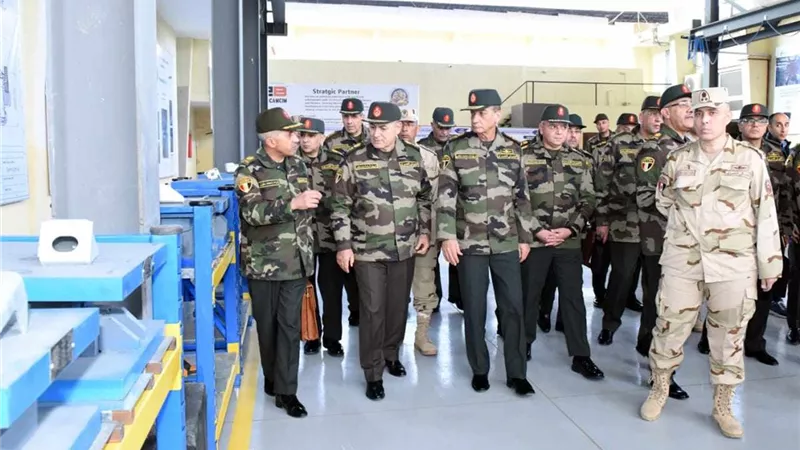 وزير الدفاع يتفقد مجمع الصناعات الهندسية بإدارة المركبات..صور