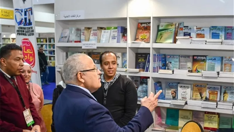 الخشت يتفقد جناح جامعة القاهرة في معرض القاهرة الدولي للكتاب