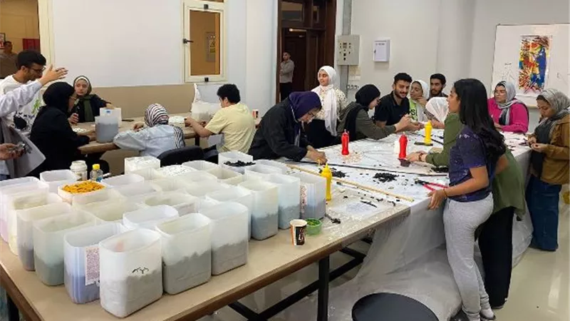 طلاب الفنون التطبيقية بالجامعة المصرية الروسية ينفذون جدارية من 