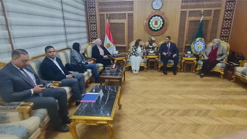 محافظ الدقهلية يستقبل وزيرة الهجره لحضور فاعلية