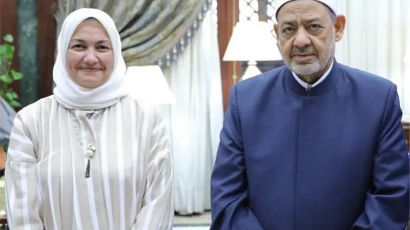 طلاب «تعزيز كوادر العلماء» يُتوِّجون تخرُّجهم بلقاء شيخ الأزهر