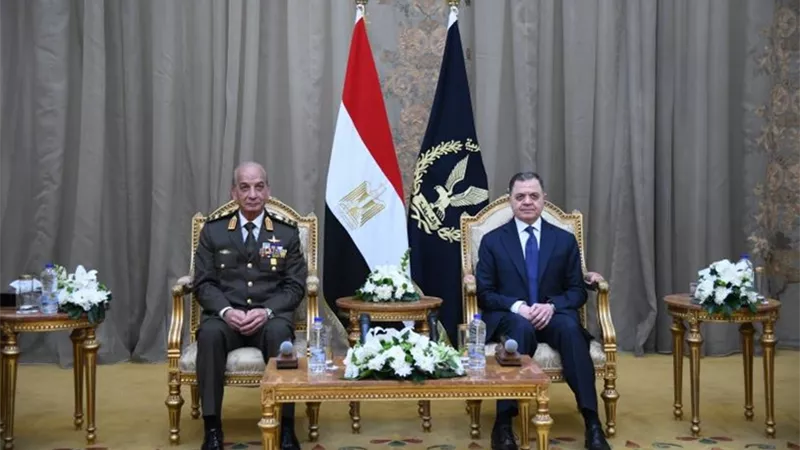 وزير الداخلية يستقبل وزير الدفاع للتهنئة بعيد الشرطة