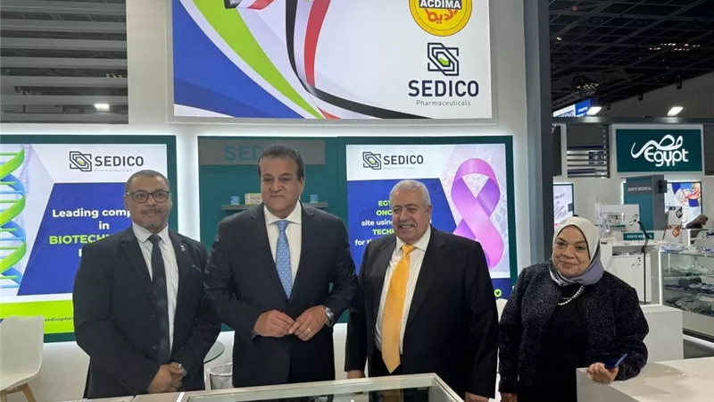 خالد عبد الغفار يزور جناح مجموعة شركات أكديما في معرض الصحة بدبي