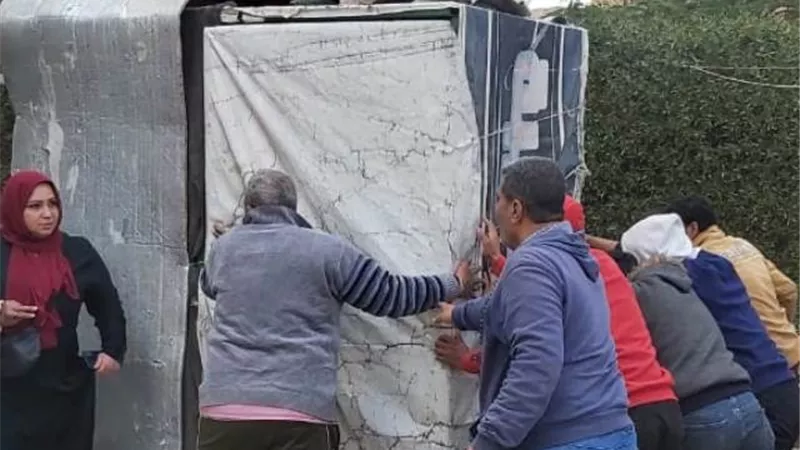 جهاز بدر يشن حملة لإزالة الإشغالات ويتحفظ على سيارتان للمشروبات