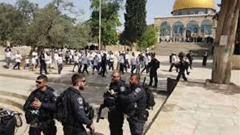 مستوطنون يقتحمون المسجد الأقصى بحماية شرطة الاحتلال الإسرائيلي