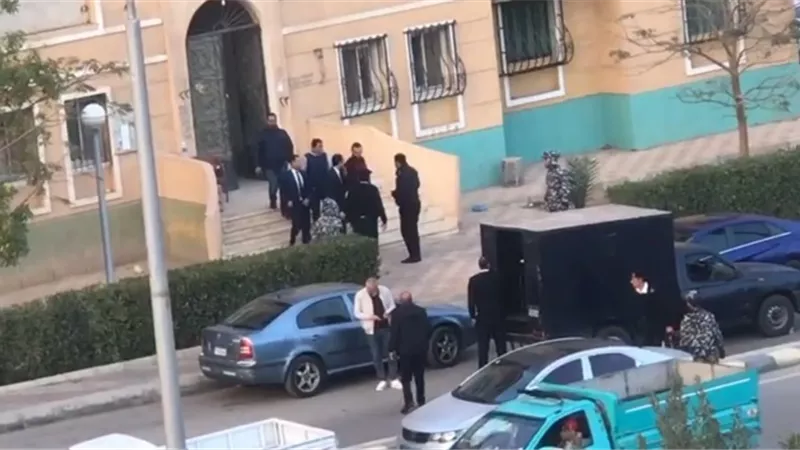 شاهد قاتل صديقه طالب مدينة الشروق فى مسرح الجريمة.. بالفيديو