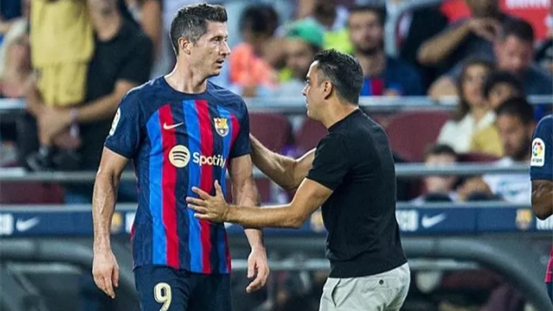 ليفاندوفسكي يتهم لاعبي برشلونة بالتقصير أمام تشافي