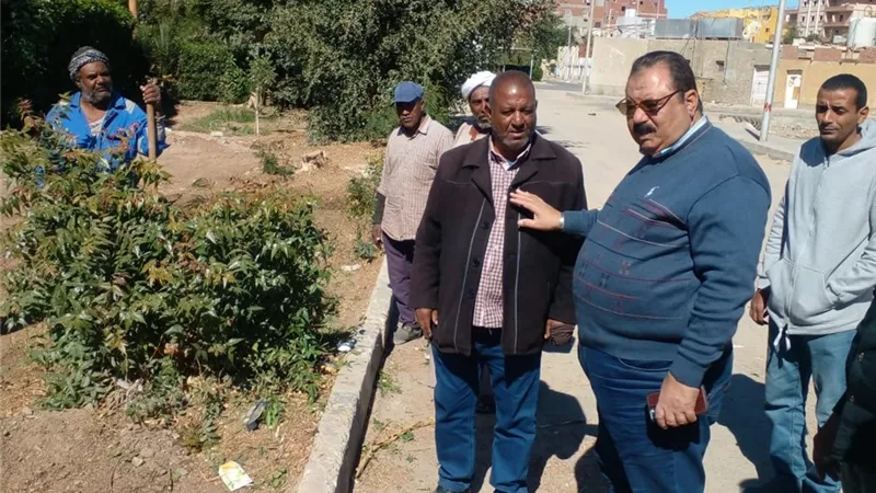 رئيس مدينة سفاجا يتفقد أعمال التشجير وحملات النظافة ودهان الأرصفة