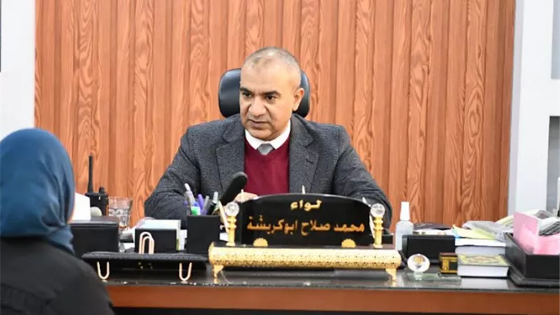 محافظ قنا يواصل استقبال المواطنين بمكتبه لبحث شكواهم