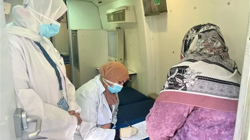 قافلة حياة كريمة الطبية تعالج أهالي المنشية في الإسماعيلية