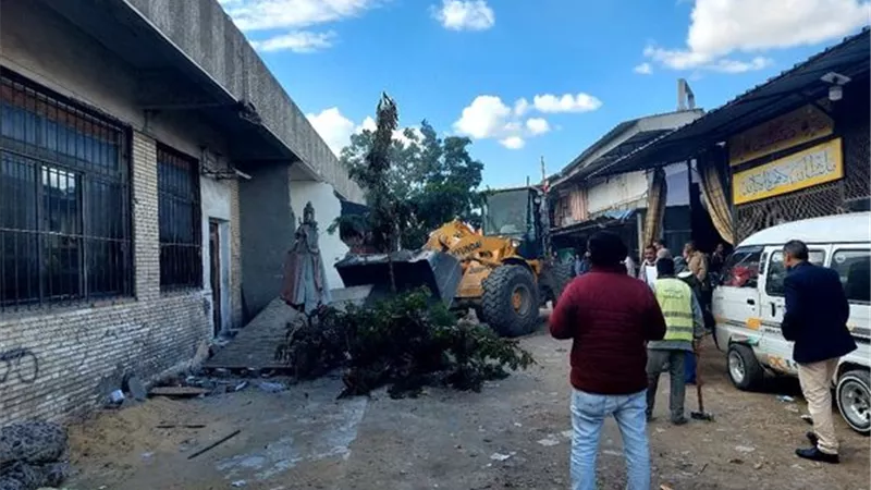 إزالة الإشغالات والتعديات بموقف نقل الركاب في الإسماعيلية..صور