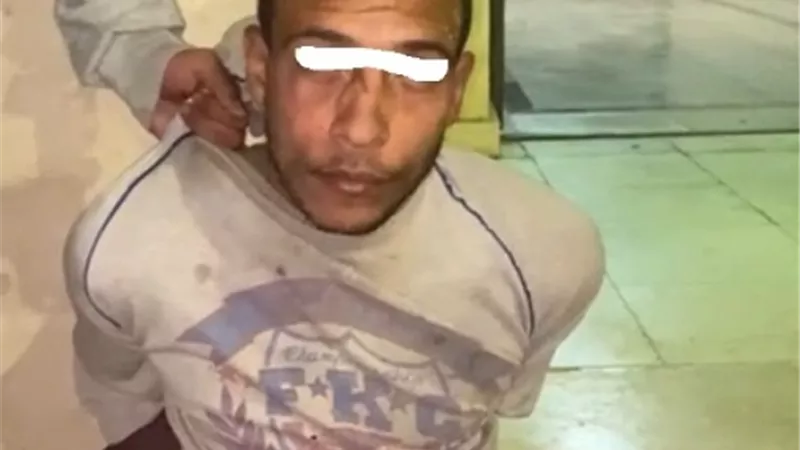 أهالى مدينة الشروق ينجحون فى الإمساك برئيس عصابة النباشين.. فيديو