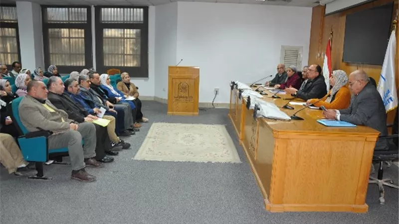أسباب اجتماع رئيس جامعة حلوان مع مديرى العموم وأمناء الكليات صور