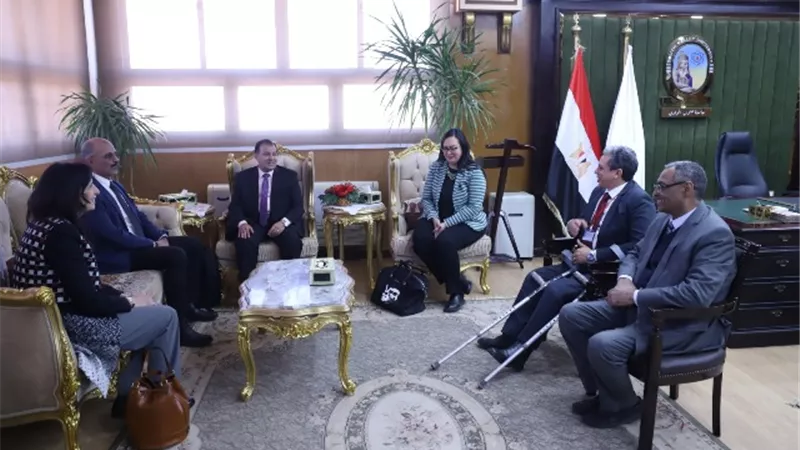 رئيس جامعة جنوب الوادي يستقبل وفد هيئة فولبرايت