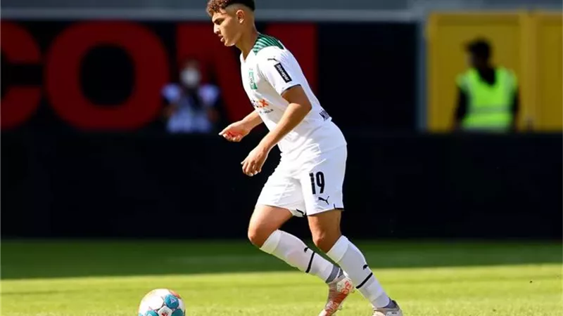والد مصطفى أشرف : الساعات المقبلة تشهد حسم المفاوضات مع الزمالك