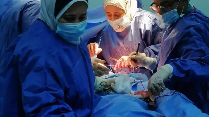 قليوب التخصصى تنقذ حياة شاب مصاب بطعنة نافذة بالقلب