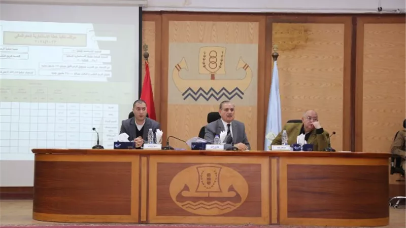 محافظ كفرالشيخ.. يناقش عدد من الموضوعات والقرارات