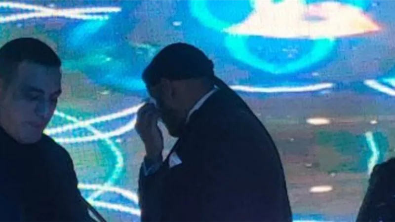 عصام كاريكا يبكي فى حفل زفاف ابنته مي