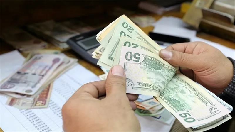 بحوزتهم دولارات.. ضبط 38 متهمًا بالاتجار بالعملة فى السوق السوداء