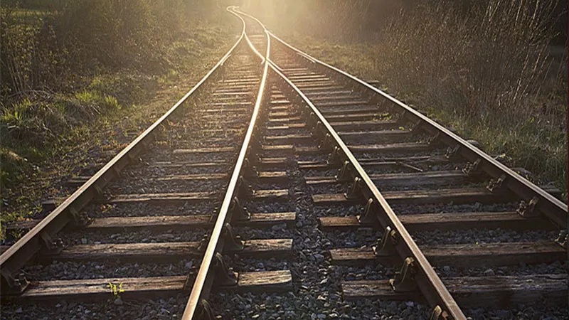 قطار يصطدم بشاحنة فى معبر للسكك الحديدية بسايتاما اليابانية