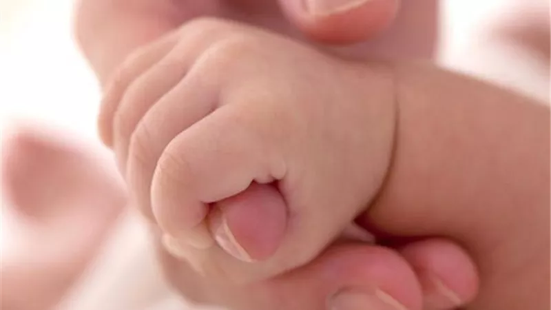 اكتشاف طفرة جينية تسبب ولادة الأطفال بأصابع يدين وقدمين إضافيين