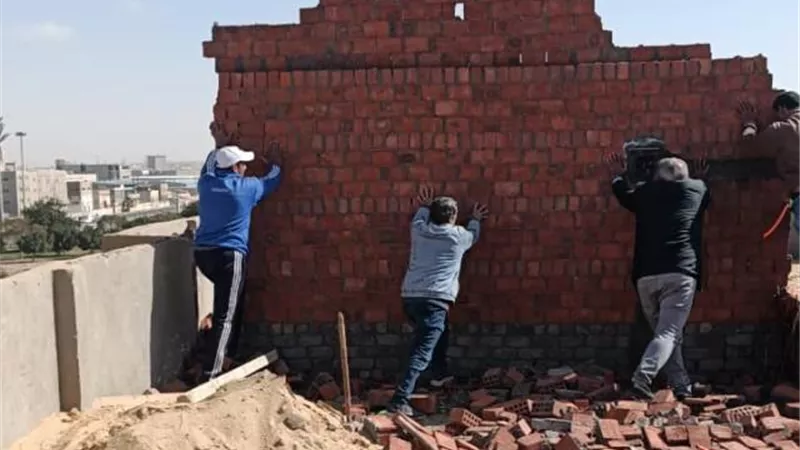 رضوان: جهاز مدينة بدر يزيل دور سكنى مخالف فى حى النزهة.. بالصور