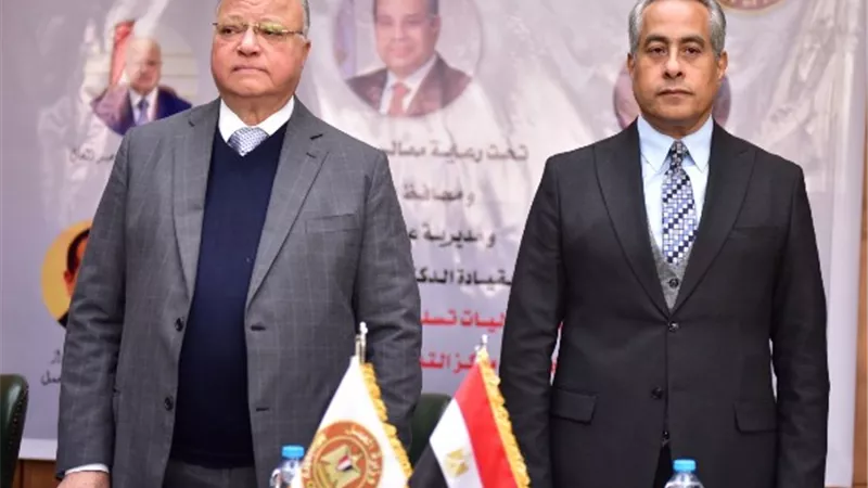 شحاتة وعبدالعال يفتتحان معرضًا لمنتجات مركز تدريب مهني ويسلمان عقود عمل لذوى الهمم