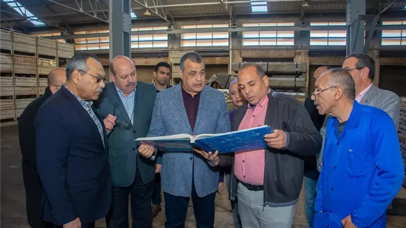 وزير الدولة للإنتاج الحربي يتفقد شركة شبرا للصناعات الهندسية